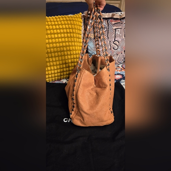 Beautiful Gently used Chanel bag with Chain detailed Straps! - Picture 3 of 16